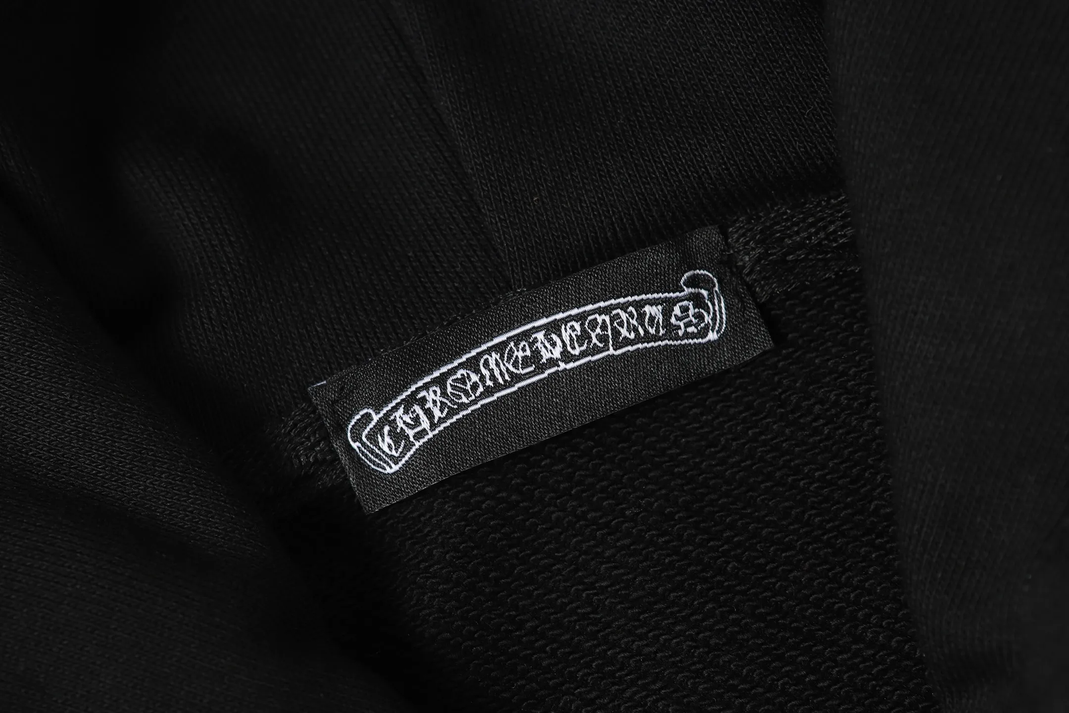 P250 #L3189 cross-border model. Those who pursue quality, please do not place an order. -Chrome Hearts/Chrome Hearts Horseshoe Sanskrit printed leather cross✝️Hooded sweatshirt - High weight, high density and high quality. The wool is soft, delicate and skin-friendly. It feels soft and silky. It has excellent warmth and skin-friendly properties. -Customized weaving and dyeing. No color difference. No matter the fabric or workmanship details, it beats the ordinary version on the market. -Colour: black white -Size: S M LXL